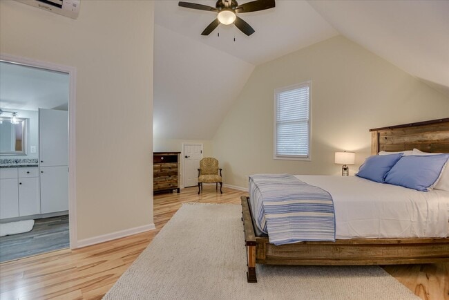 Building Photo - 651 Oak Meadow Ln