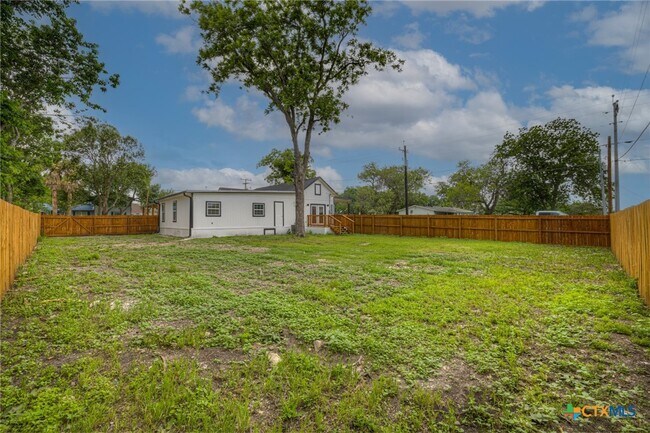 Building Photo - 312 N La Vernia St