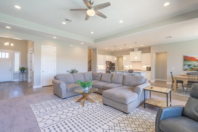 Building Photo - Stunning 5 Bed, 3 Bath Home with a 3 Car Garage