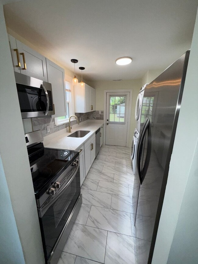 Building Photo - Beautiful renovated 3 bedroom 2 full bath ...