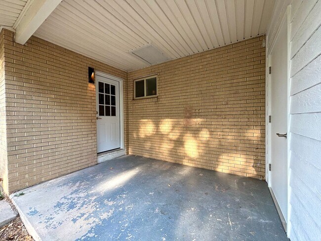 Building Photo - Beautifully Remodeled Duplex in Great Fort...