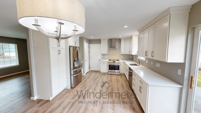 Building Photo - 739 S E Landen Dr