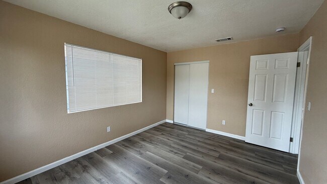 Building Photo - Two Bedroom One Bathroom Apartment in San Bernardino!