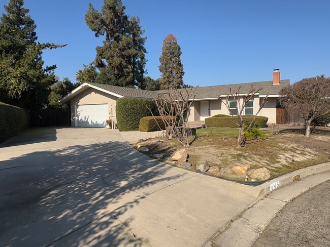 Primary Photo - NW Visalia Home Near Country Club Availabl...