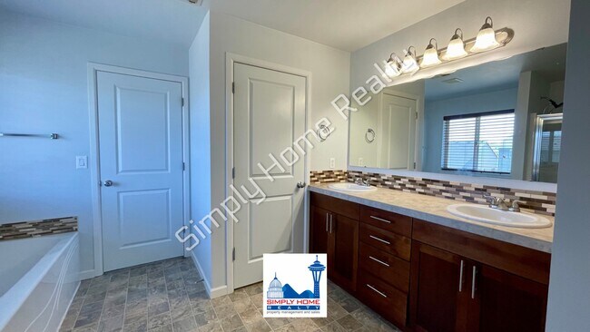 Building Photo - Welcome to this Spacious 4 bedroom, 3.5 bath Home in the Heart of Yelm!