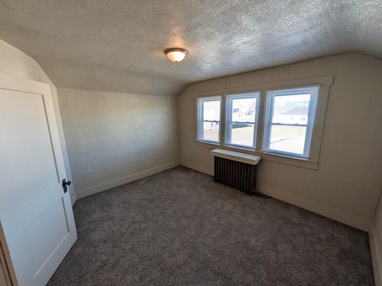 Bed 2 Up - 123 E North St