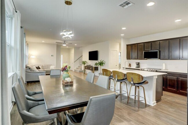 Building Photo - 113 Filifera Ct