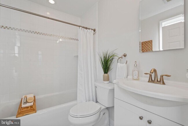 Building Photo - 2426 N Powhatan St