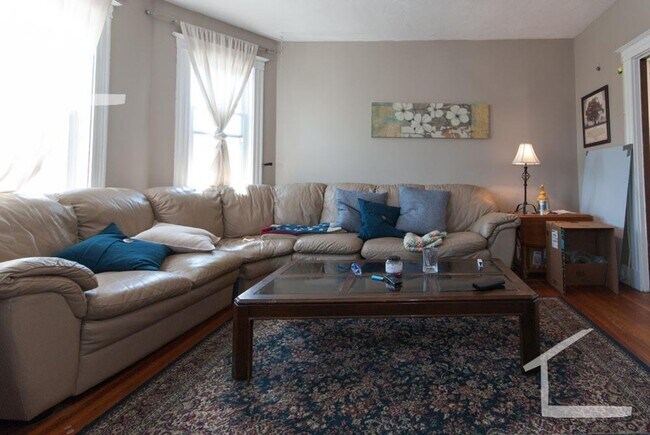 Building Photo - Huge 4 bed unit in Oak Square well below m...