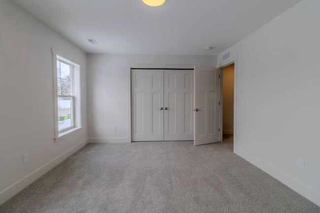 Building Photo - 1502 Simsbury St