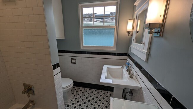 Building Photo - Great Seabright area 2/1 Fully Furnished Home