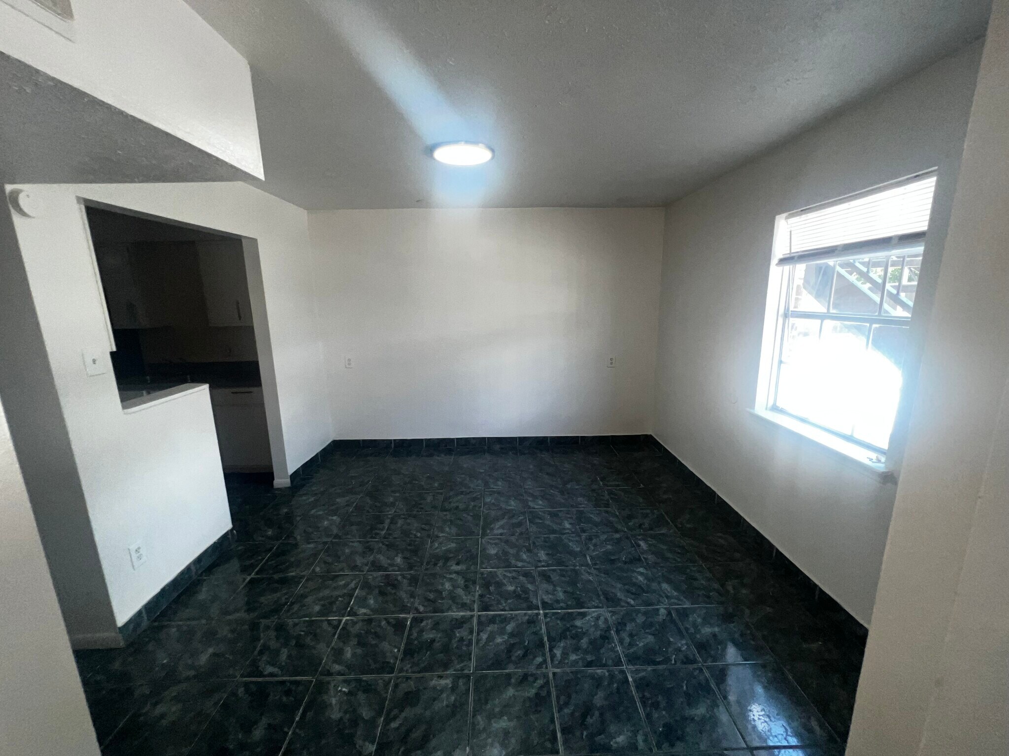 Building Photo - 525 Spring Dr