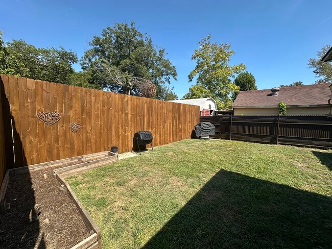 Building Photo - 7115 Parkdale Dr