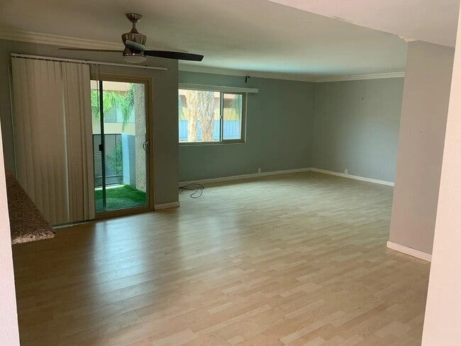 Building Photo - "Chic Desert Living: Spacious 2-Bed, 2-Bath Oasis in Palm Springs!"