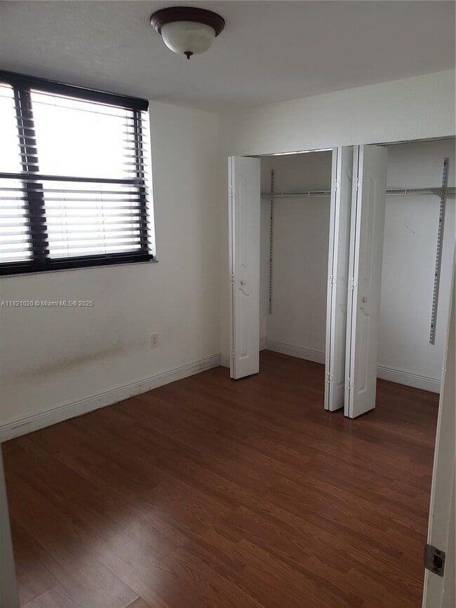 Building Photo - 1621 Collins Ave