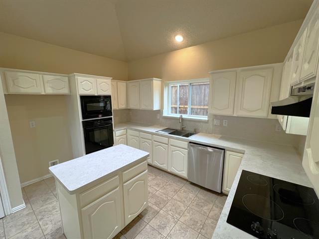 Building Photo - 705 Pine Lakes Dr