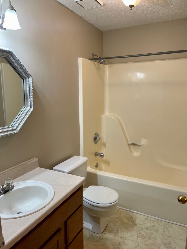 Building Photo - Beautiful 2 story, 5 bedroom, 3 bath home available NOW!