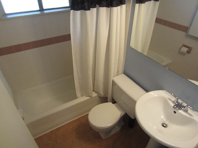 Building Photo - $1450 | 2BR/1BA House | Pet Friendly Ranch...