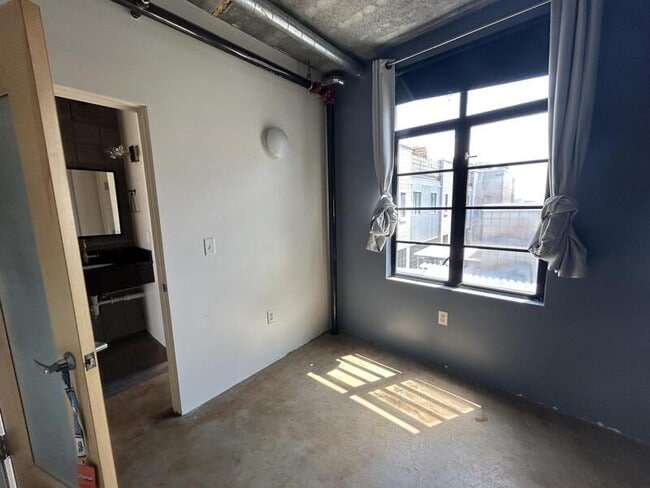 Building Photo - 360 W 300 S