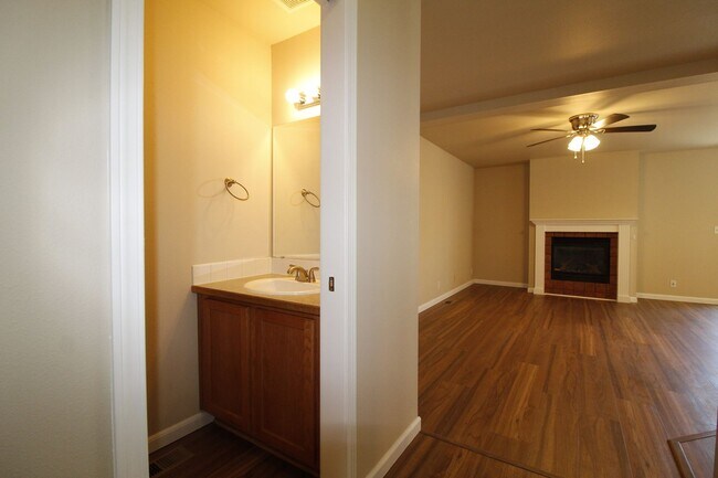 Building Photo - Charming 3-Bedroom townhouse with Garage &...