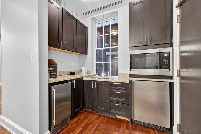 Building Photo - Available Now! High End 2 Bed 2 Bath in Luxury Building with Pool, Gym, Parking