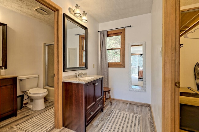 Building Photo - 1021 Saddle Back Cir