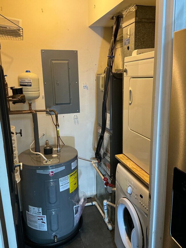 Building Photo - Very well maintained 2 bedroom 2 full 2 half upper floor condo with loft, located in the desired ...