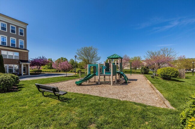 Building Photo - Desirable Two Level Condo For Lease - Not Pet Friendly