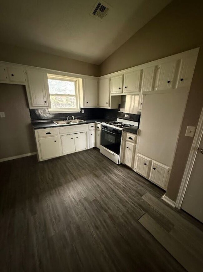 Building Photo - Charming 4-Bedroom Home with Spacious Yard!