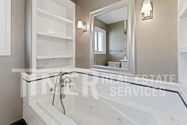 Building Photo - 8 Saratoga Cir