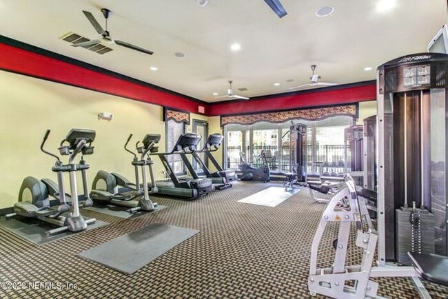 Building Photo - 1BR Condo w/ Lake View + Covered Parking in Town Center