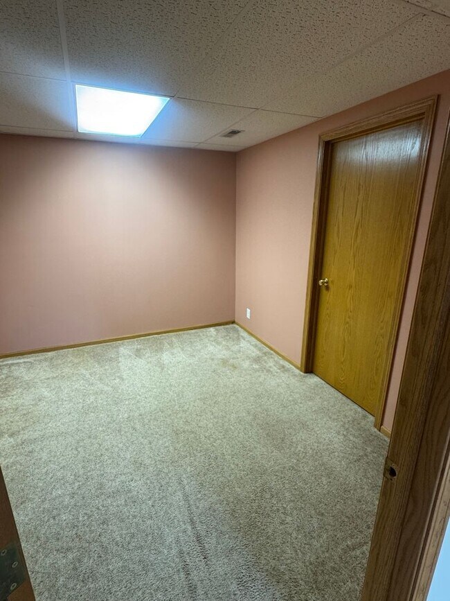 Building Photo - Exceptional 3+! Bedroom Inside & Out on a Private Cul-de-Sac Lot