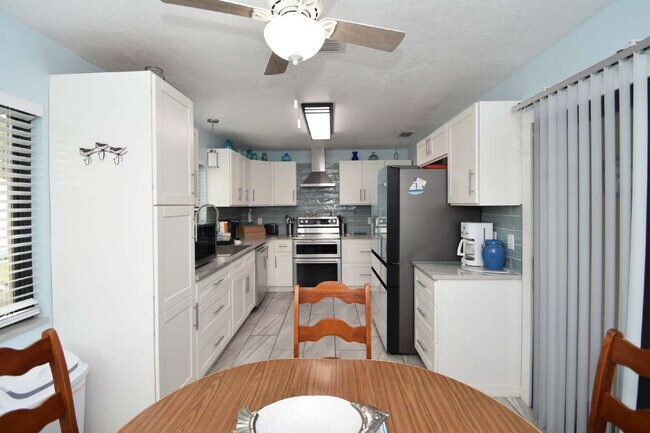 Building Photo - Absolutely adorable 3 bedrooms 2 bath Cana...