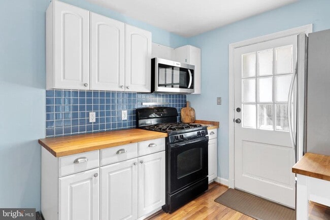 Building Photo - 1611 Ballard St