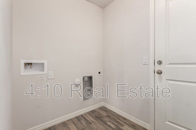 Building Photo - 142 W Impala Dr