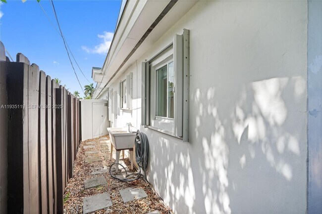 Building Photo - 932 Moffett St