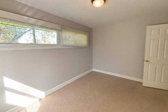 Building Photo - COME CHECK-OUT ALL THE UPDATES!  Great crystal home with huge fenced in backyard! Awesome home fo...