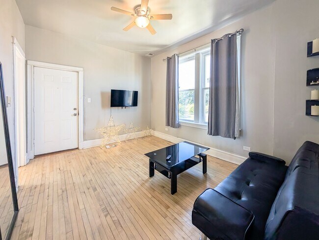 Building Photo - Top floor 2 bed 1 bath apartment