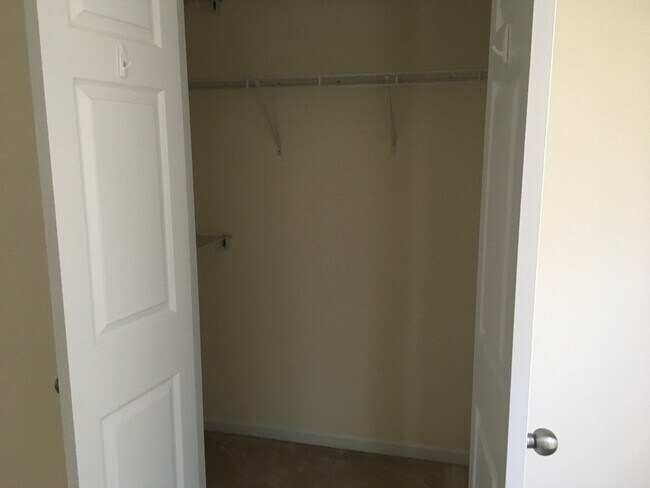 Building Photo - Townhouse For The Family!!