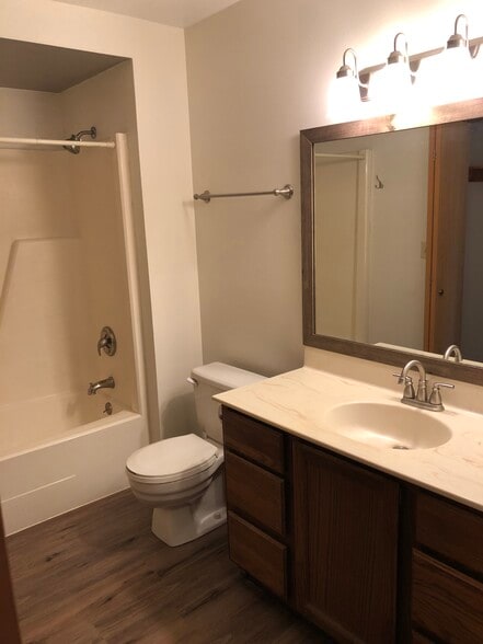 Building Photo - 530 Bluebird Ct