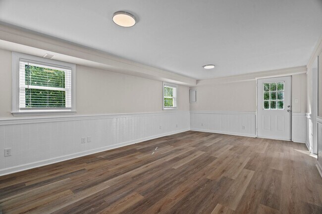 Building Photo - Gorgeous 3 Bedroom, 2 Bath Split-level home in Brentwood - High-end Renovation, Pet Friendly!