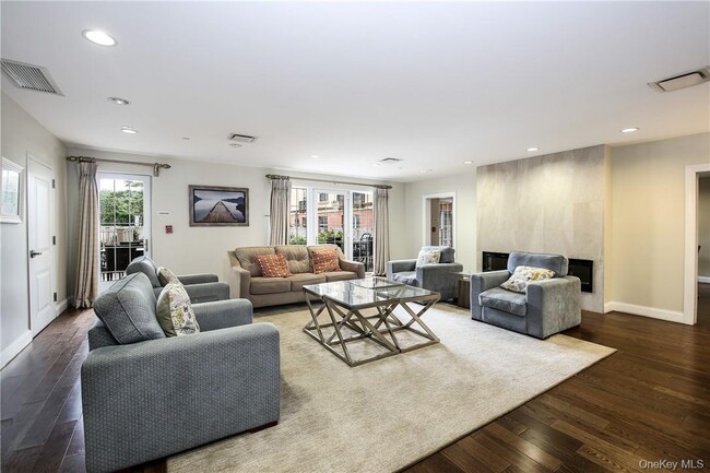 Building Photo - 10 Byron Pl