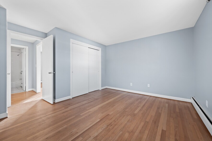 Building Photo - 67 Oak St