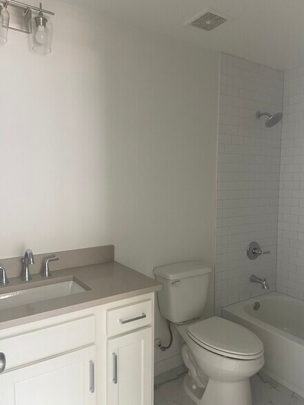 Building Photo - 1719 13th Ct S