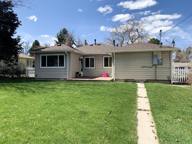 Building Photo - Evolve Real Estate: Available 6/6/2026! Quaint 3 Bedroom Ranch with Huge Yard in University Hills...