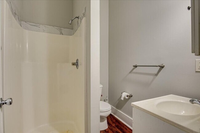 Building Photo - 828 Broad St