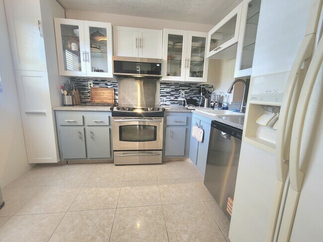 Building Photo - 3959 Via Poinciana