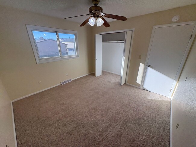 Building Photo - 3 bedroom 2 bathroom house