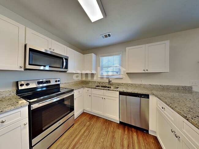 Building Photo - 2114 Debbie Ln