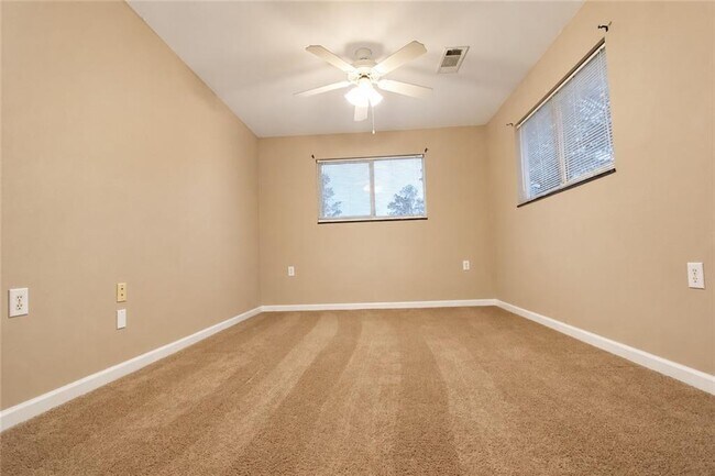 Building Photo - 1825 Skyline Dr